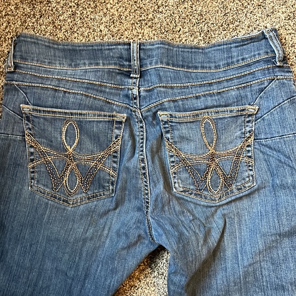 Wrangler mid rise bootcut Booty up - Picture 4 of 5